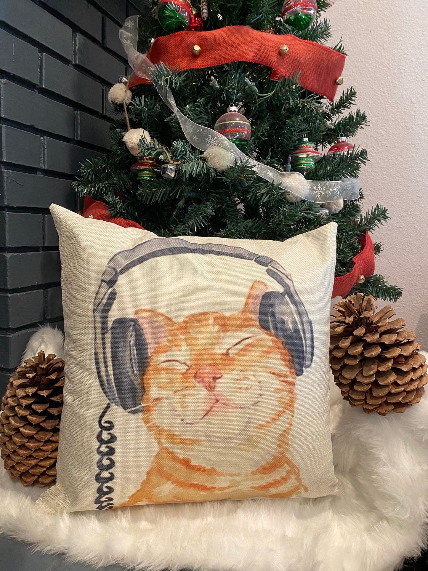 Lovely Ginger Cat With Headphone Throw Pillow Cover